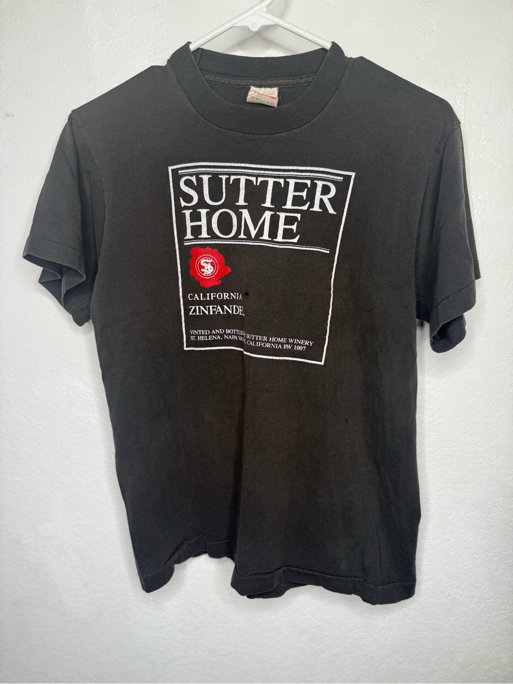 Vintage 90’s Sutter Home California Zinfandel wine label on the front Size M